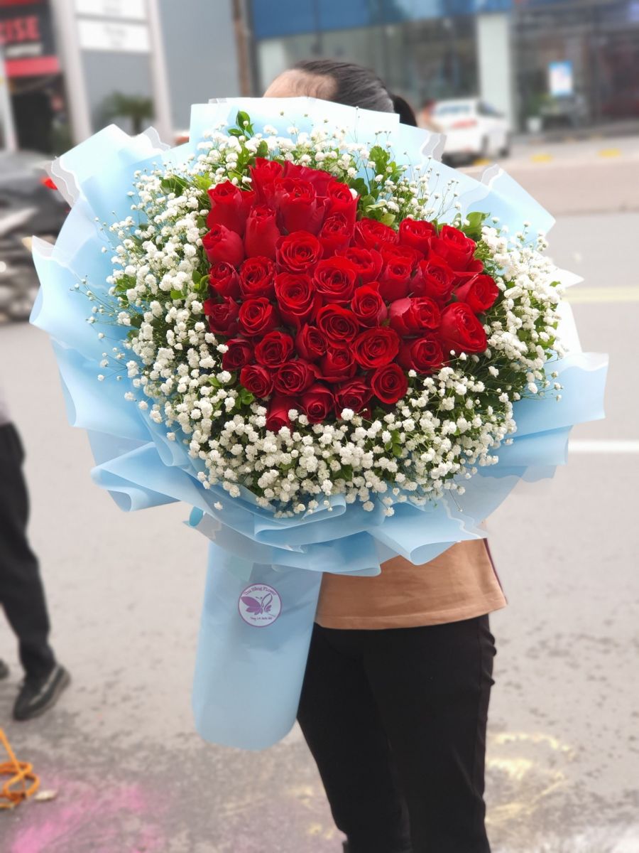Tặng hoa cho vợ hoặc người yêu thế nào cho lãng mạn
